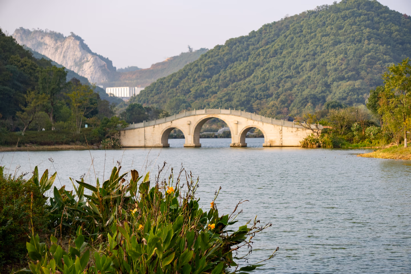 湖面、石桥与远山